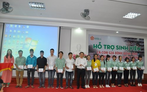 Trường ĐH Đông Á (Đà Nẵng) hỗ trợ sinh viên 4 tỉnh vùng lũ miền Trung